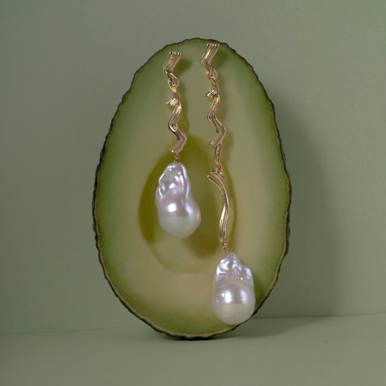 MINNA Mismatch Wavy Gold Baroque Pearl Dangle Earrings